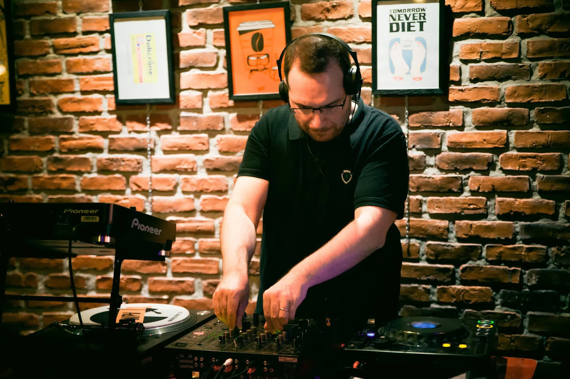 dj sage mixant dans un bar