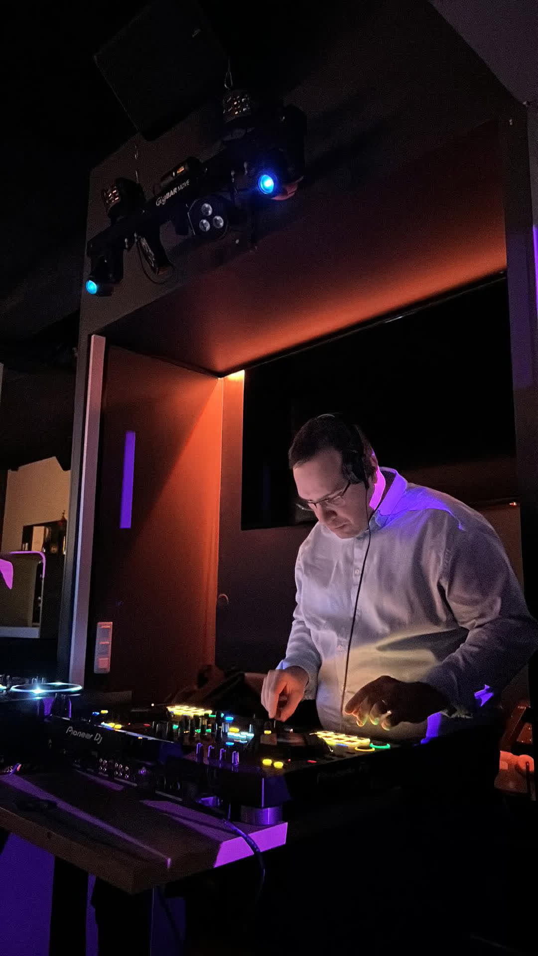 dj sage aux platines en club